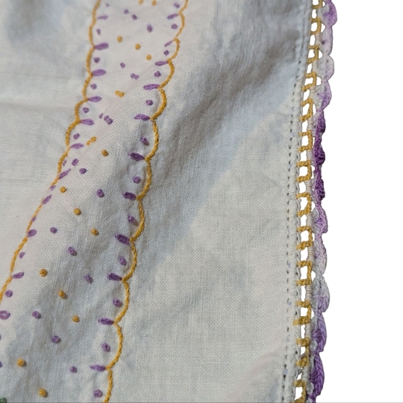 Vtg Hand Embroidered Flowers Crochet Edge Dresser Scarf Table Runner 15x40" - Picture 3 of 7